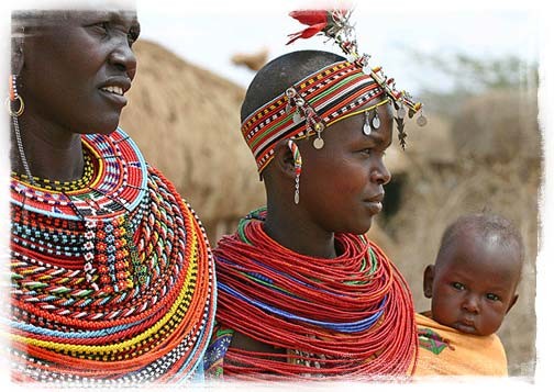 Bộ tộc Samburu sống ở phía Bắc Kenya. Cho đến nay, bộ tộc này vẫn giữ những phong tục, truyền thống từ xa xưa, không bị ảnh hưởng của văn hóa phương Tây.